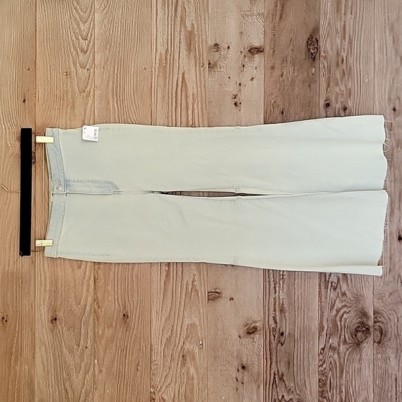We The Free Denim - We the Free NWT Size 27 Youthquake Cropped Flare Stretch Jean in Bleach Out